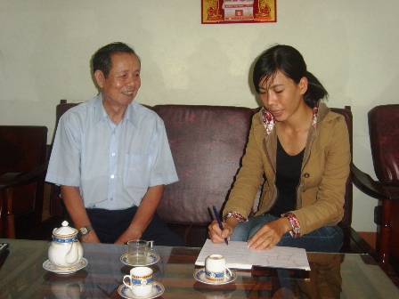 Ông Trần Cao Giảng (trái), nguyên Phó ban An ninh Dak Lak kể chuyện đánh Fulrô.
