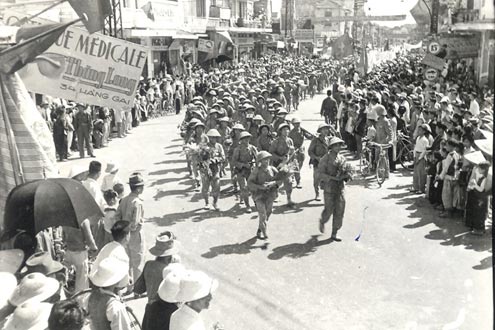 Trung đoàn Thủ Đô đi đầu về đến phố Hàng Gai - Hà Nội, ngày 10/10/1954.