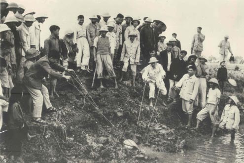 Chủ tịch Hồ Chí Minh tham gia tát nước chống hạn ở cánh đồng Quai Chảo, làng Tó, xã Đại Thanh, huyện Thanh Trì, Hà Nội ngày 12/1/1958.