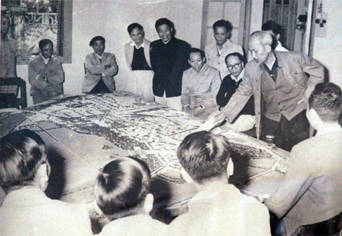 Cuối năm 1959, khi xem mô hình Quy hoạch Thủ đô, Chủ tịch Hồ Chí Minh căn dặn: "Trong thiết kế phải đồng bộ đường sá, hệ thống thoát nước, lưới điện... tránh cản trở sự đi lại của nhân dân. Phải có quy hoạch trước, tránh làm rồi lại phá đi".