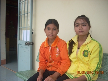 H'Katarin Niê (bên phải) trong buổi tập trung tại trường để chuẩn bị cho năm học mới.