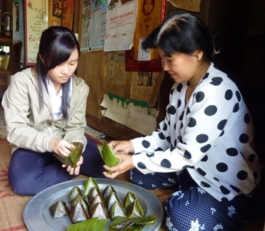 Hứa Trần Thanh Trúc (trái) phụ mẹ làm bánh.