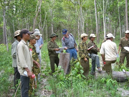 Việc giữ gìn và phát triển tài nguyên rừng là một trong những giải pháp quan trọng bảo vệ môi trường sinh thái. Trong ảnh: Các chuyên gia của Tổ chức GTZ hướng dẫn kỹ thuật lâm nghiệp cho ban quản lý rừng cộng đồng buôn T'ly, xã Ea Sol (Ea H'leo). (Ảnh: Lê Hương)