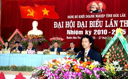 Đồng chí Đặng Trọng Tiến, Bí thư Đảng bộ Khối Doanh nghiệp tỉnh khoá III đọc diễn văn khai mạc Đại hội (Ảnh: P.H)
