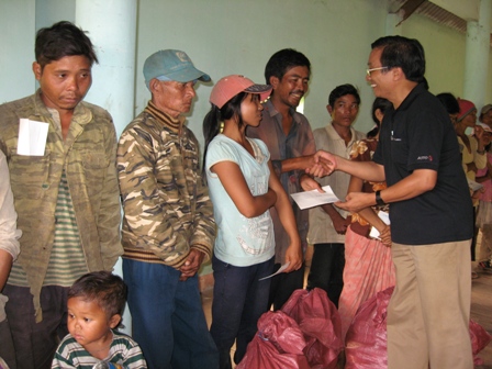 Ông Trương Minh Thắng, Tổng Biên tập Báo Dak Lak tặng quà các hộ nghèo buôn M’Jam, xã Ea Trang.