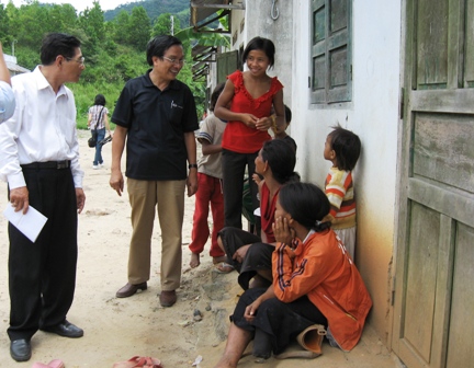 Thăm hỏi các gia đình có người bị bệnh phong tại buôn M’Jam, xã Ea Trang.