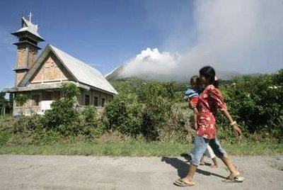 Hàng chục nghìn người Indonesia đã buộc phải đi sơ tán sau khi một núi lửa trên đảo Sumatra bất ngờ hoạt động trở lại. Núi lửa Sinabung phun trào khói và tro bụi cao 1.500m lên bầu trời. Các nhân chứng cho hay họ có thể nhìn thấy dòng nham thạch chảy ra từ núi lửa cách xa đó vài km. Được biết, đỉnh Sinabung cao 2.460m, nằm cách thành phố chính Medan trên đảo Sumatra khoảng 60km về phía tây nam, đã ngủ yên suốt 400 năm qua.