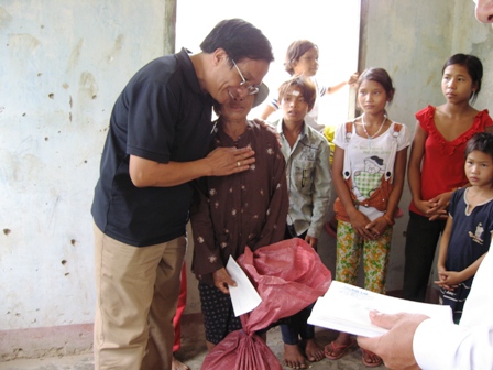 Ân cần chia sẻ với các gia đình bệnh nhân phong tại buôn M'Jam, xã Ea Trang (huyện M'Drak).