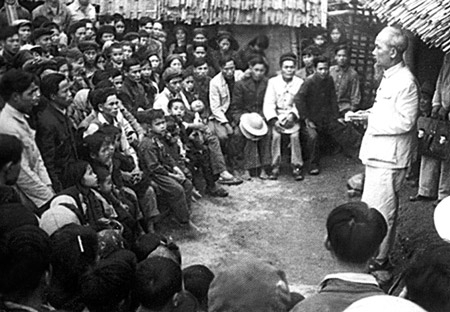 Chủ tịch Hồ Chí Minh nói chuyện thân mật với bà con và cán bộ huyện, xã, hợp tác xã Cầu Thành, xã Hùng Sơn, huyện Đại Từ, Thái Nguyên ngày 3-2-1958. (Ảnh: T.L)