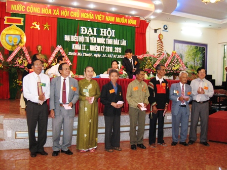 Trao sổ tiết kiệm tặng các hội viên có hoàn cảnh khó khăn.