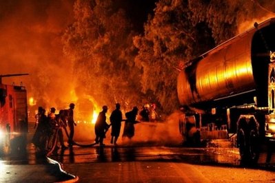 Vào rạng sáng 9-10, các tay súng mang theo rocket đã tấn công 29 xe chở dầu của NATO ở phía tây nam Pakistan. Đây là vụ tấn công mới nhất nhằm vào các xe tiếp tế nhiên liệu cho binh sĩ quốc tế ở Afghanistan kể từ khi giới chức Pakistan đóng cửa một tuyến đường biên giới quan trọng giữa 2 nước do tranh cãi với Mỹ. Quan chức địa phương Abdul Mateen cho biết vụ tấn công xảy ra tại khu vực Mithri, cách thủ phủ Quetta của tỉnh Baluchistan khoảng 120km về phía đông. Hai cảnh sát đã bị thương trong vụ tấn công.
