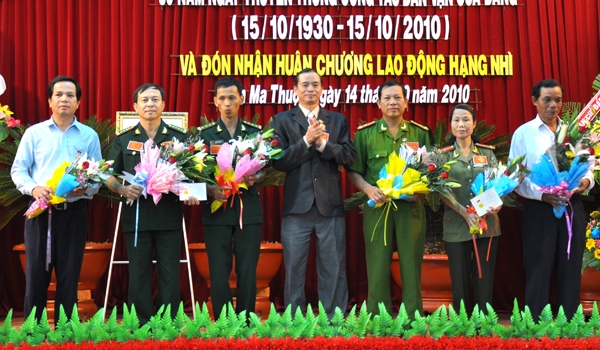 17 đồng chí có nhiều cống hiến cho sự nghiệp dân vận của Đảng được tặng thưởng Kỉ niệm chương vì sự nghiệp dân vận