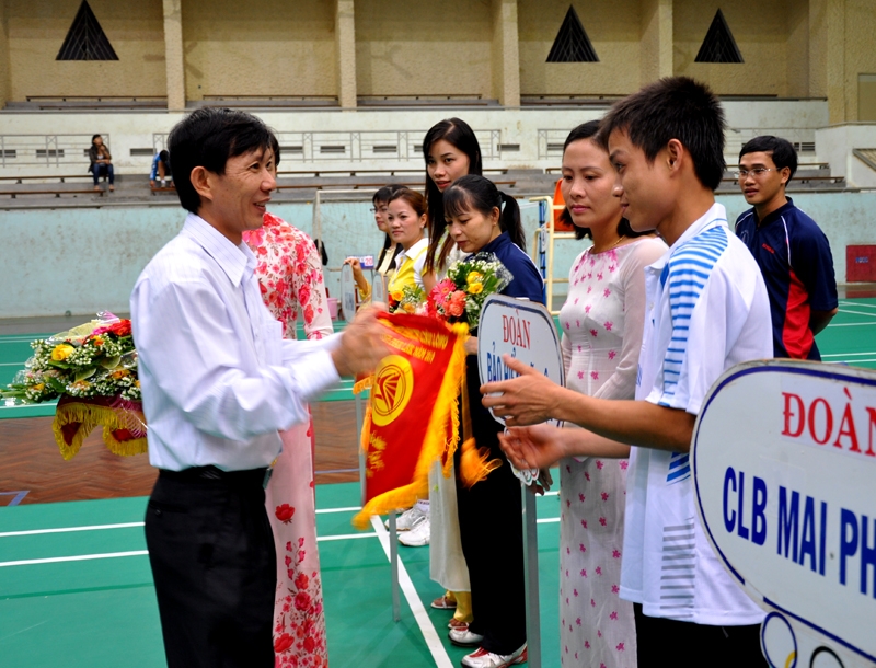 Đại diện Ban tổ chức tặng hoa và cờ lưu niệm cho các đoàn VĐV