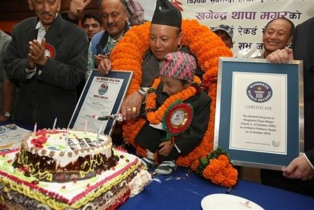 Một thanh niên người Nepal đã chính thức được tổ chức kỷ lục Guinness thế giới công nhận là người đàn ông nhỏ bé nhất thế giới với chiều cao chỉ 67cm. Một nhóm chuyên gia từ Guinness đã tới thị trấn Pokhara ở miền tây Nepal để trao tặng giấy chứng nhận cho Khagendra Thapa Magar. Vậy là, Magar đã trở thành người đàn ông lùn nhất thế giới hiện đang sống.