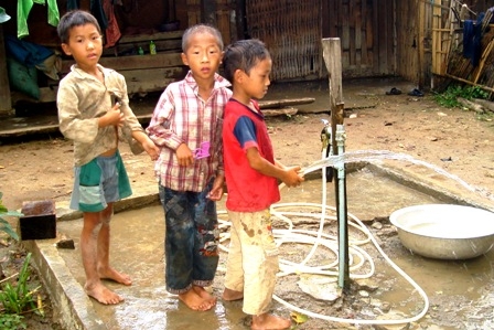 Nước tự chảy do bà con thôn Ea Hăn đóng góp xây dựng