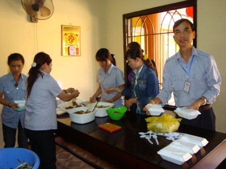 Các tình nguyện viên đang chuẩn bị bữa cơm tình thương cho bệnh nhân nghèo