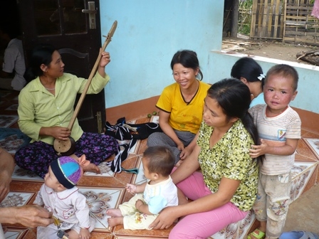 Các chị em trong đội văn nghệ hát then cùng nhau luyện tập