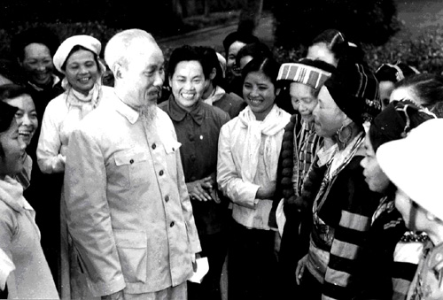 Bác Hồ và đại biểu phụ nữ dân tộc ít người tại Đại hội phụ nữ toàn quốc lần thứ III, tháng 3-1961 (Ảnh: T.L)