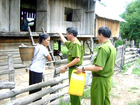 Đại diện Công an huyện Ea Súp thăm hỏi gia đình chị H'Pam Siu (buôn B2, thị trấn Ea Súp, huyện Ea Súp).