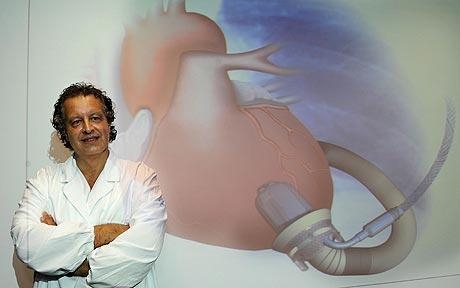 Tiến sĩ Antonio Amodeo tại Bệnh viện Bambino Gesu trẻ em với một sơ đồ của trái tim nhân tạo Ảnh: EPA