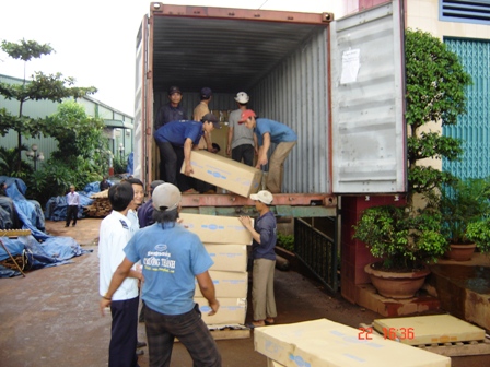 Hải quan Dak Lak kiểm tra hàng hóa.