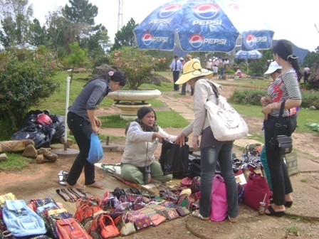 Khách du lịch đang mua quà lưu niệm trên đỉnh Lang Biang.