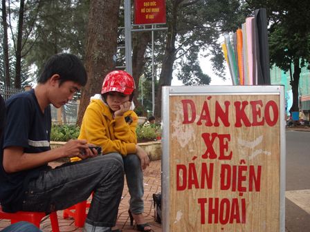 Đường Phan Chu Trình là nơi tập trung nhiều điểm dán keo.