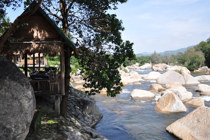 Nhà hàng nằm chênh vênh bên vách đá