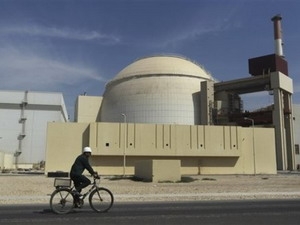 Ngày 27-11, người đứng đầu Cơ quan năng lượng nguyên tử quốc gia Iran, ông Ali Akbar Salehi cho biết nhà máy điện hạt nhân đầu tiên của Iran ở thành phố Bushehr đã bắt đầu đi vào hoạt động. Theo ông Salehi, Iran đã đóng nắp lò phản ứng hạt nhân và toàn bộ thanh nhiên liệu đã được đưa vào lò phản ứng. Thông tin trên được đưa ra vào thời điểm Iran và Nhóm P5+1 (gồm năm ủy viên thường trực Hội đồng bảo an Liên hiệp quốc và Đức) chuẩn bị nối lại đàm phán tại Geneva (Thụy Sĩ) vào ngày 5-12.