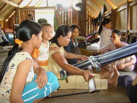 Dạy nghề dệt thổ cẩm tại buôn Lê (thị trấn Liên Sơn, huyện Lak).