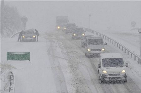 Tuyết rơi dày trên đường quốc lộ A 75 gần thành phố Saint-Poncy, miền trung nước Pháp, khiến giao thông trở nên đặc biệt nguy hiểm