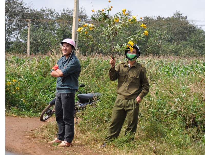 Lực lượng công an xã làm công tác bảo đảm an toàn cho đoàn đua