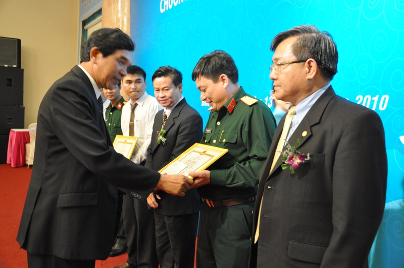 Đồng chí Hoàng Trọng Hải tặng bằng khen của UBND tỉnh cho những cá nhân có nhiều đóng góp cho thành công của chương trình