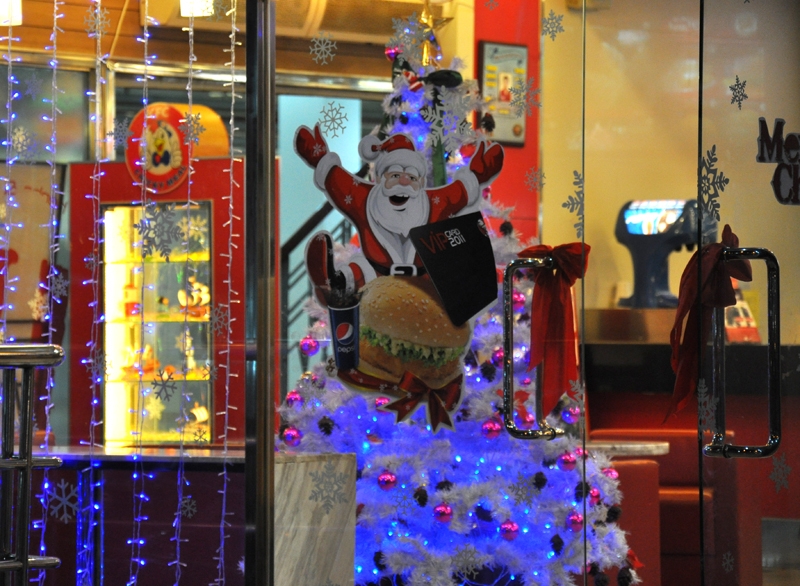Hình ảnh ông già Noel vui nhộn được dán ở cửa ra vào