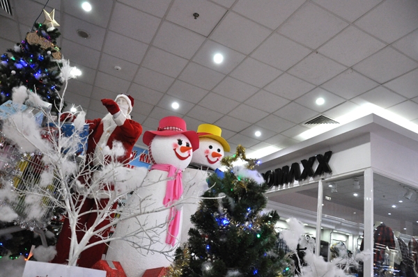những ông già Noel giả với đầy ắp quà trong tay...