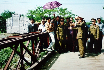 Trên cầu Mường Thanh (Điện Biên Phủ)