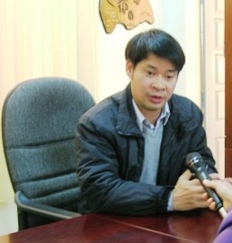 Ông Phạm Dũng trả lời phỏng vấn của phóng viên.