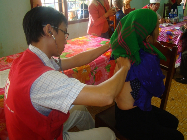 Hội CTĐ tỉnh tổ chức khám, cấp phát thuốc miễn phí cho bà con nghèo tại huyện Krông Pak