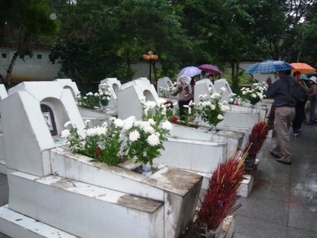 Có đứng trước Ngã ba Đồng Lộc Mới thấy mình mắc nợ nhiều hơn Những tuổi xuân vĩnh hằng xanh tuổi Nơi đất Mẹ ngàn đời huyền thoại  Lời ru nào dịu xoa nỗi đau! Trang sử vàng khắc tên các chị Mười tiên nữ làm nên bất tử Cho niềm tin tỏa sáng muôn sau 