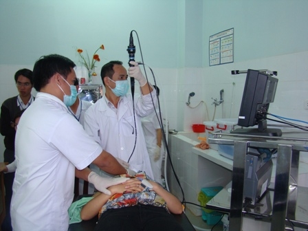 Các y bác sĩ Bệnh viện Lao và bệnh Phổi Dak Lak đang áp dụng kỹ thuật nội soi phế quản bằng ống mềm.