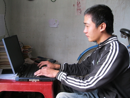 Anh Vũ Văn Phương, thôn 2, xã Cư Ni (Ea Kar), một trong những nông dân trẻ tuổi coi Internet là người bạn đồng hành trong việc nâng cao hiệu quả trong sản xuất.