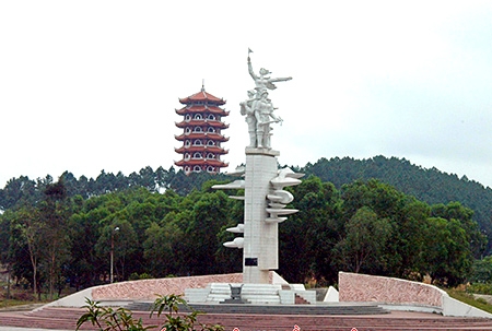 Tháp chuông Đồng Lộc và tượng đài Chiến thắng Ngã ba Đồng Lộc. Ảnh: Báo Lao Động