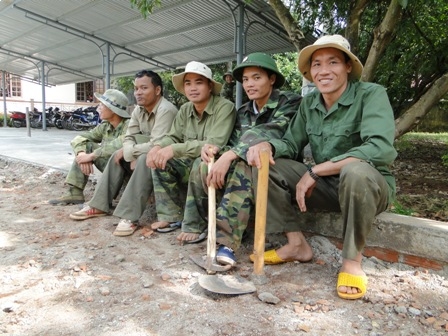 Thiếu úy Trần Văn Hiếu (bìa phải)