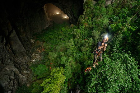 Một đoạn mái của hang Sơn Đoòng bị sập nhiều năm trước đã tạo điều kiện cho ánh sáng ùa vào, cây cối xum xuê phát triển, tạo nên một cánh rừng kỳ vĩ giữa lòng hang. Các nhà thám hiểm đặt tên cho nơi đây là Vườn địa đàng.