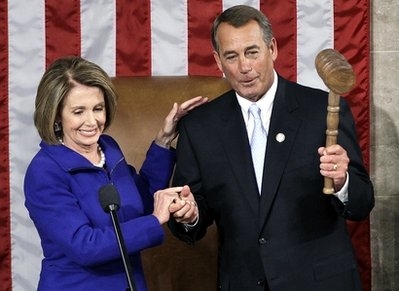 Bà Pelosi trao chiếc búa là biểu tượng quyền lực của chủ tịch Hạ viện Mỹ cho ông Boehner trong phiên họp đầu tiên của Quốc hội Mỹ khóa 112