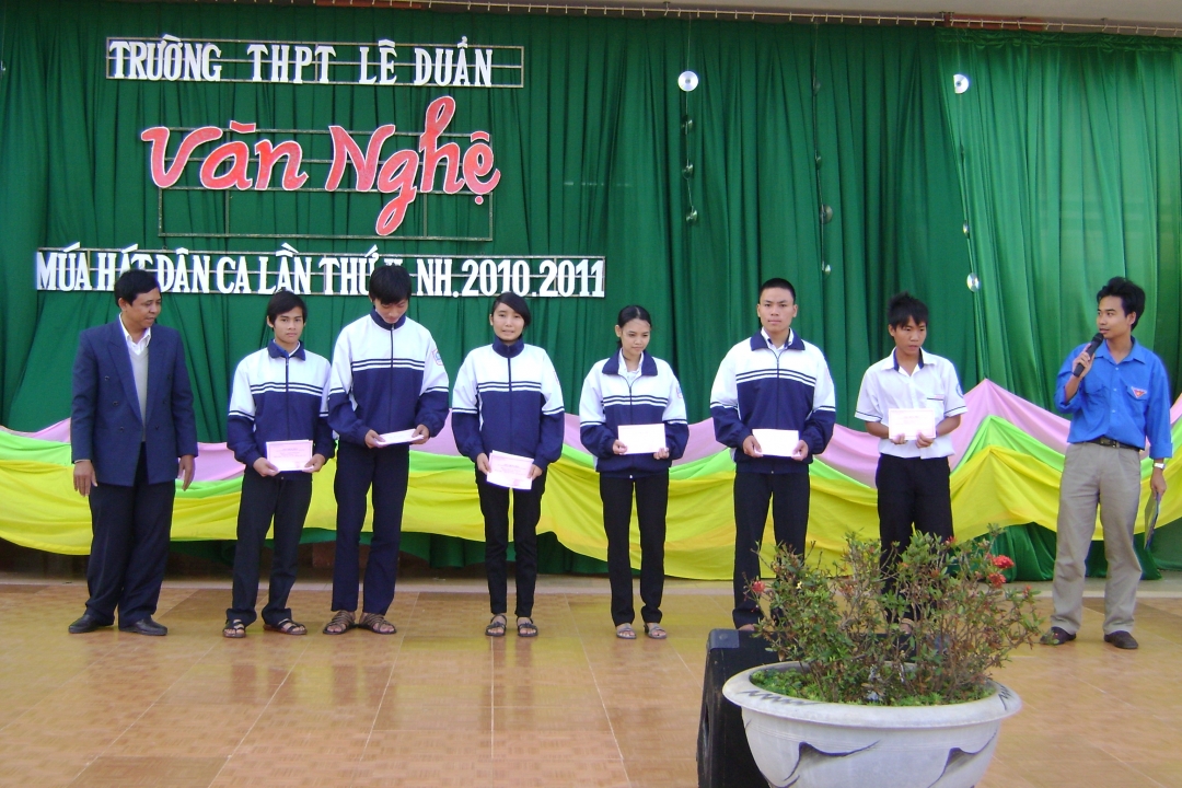 Lãnh đạo trường trao học bổng "thắp sáng ước mơ" cho các học sinh có hoàn cảnh khó khăn học giỏi
