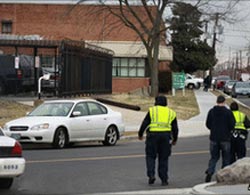 Các nhân viên an ninh đến điều tra hiện trường vụ nổ ở Washington DC. Ảnh: AP