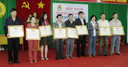 50 tập thể và 143 cá nhân được các cấp LĐLĐ tỉnh và thành phố tặng bằng khen, giấy khen vì đã có thành tích xuất sắc trong các phong trào thi đua của công đoàn năm 2010.
