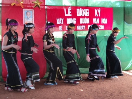Tiết mục văn nghệ của Chi đoàn thanh niên buôn Lúk trong buổi ra mắt đăng ký xây dựng buôn văn hóa.
