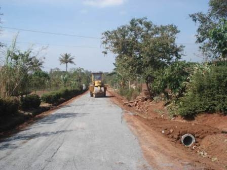 Thi công đường tại buôn Knia 4, xã Ea Bar.